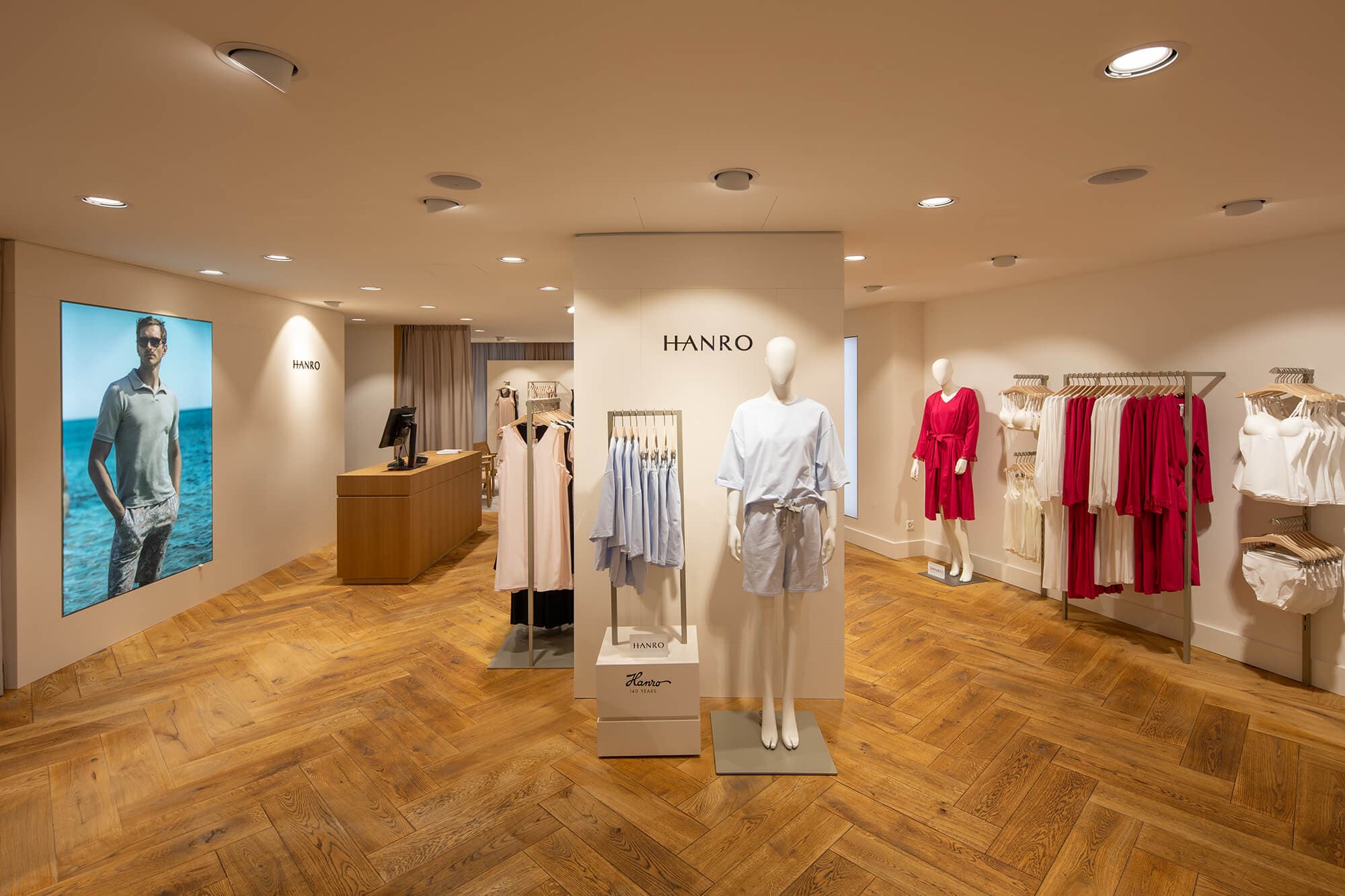 20240111_Hanro_Store-ZürichRennweg-32 Hanro Zürich Rennweg, Wäsche Eiche furniert natur lackiert, Schleiflack Dimity 2008 helle Räume