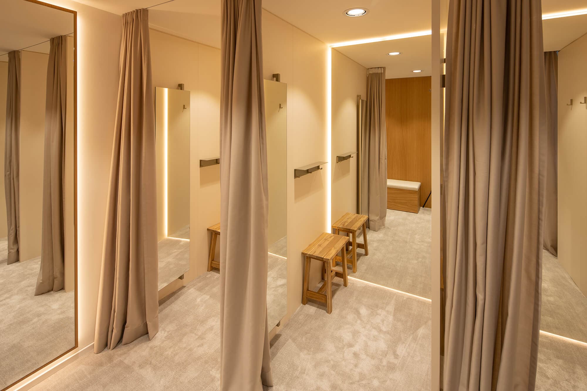 Hanro Zürich Rennweg, Wäsche Eiche furniert natur lackiert, Schleiflack Dimity 2008 helle Räume