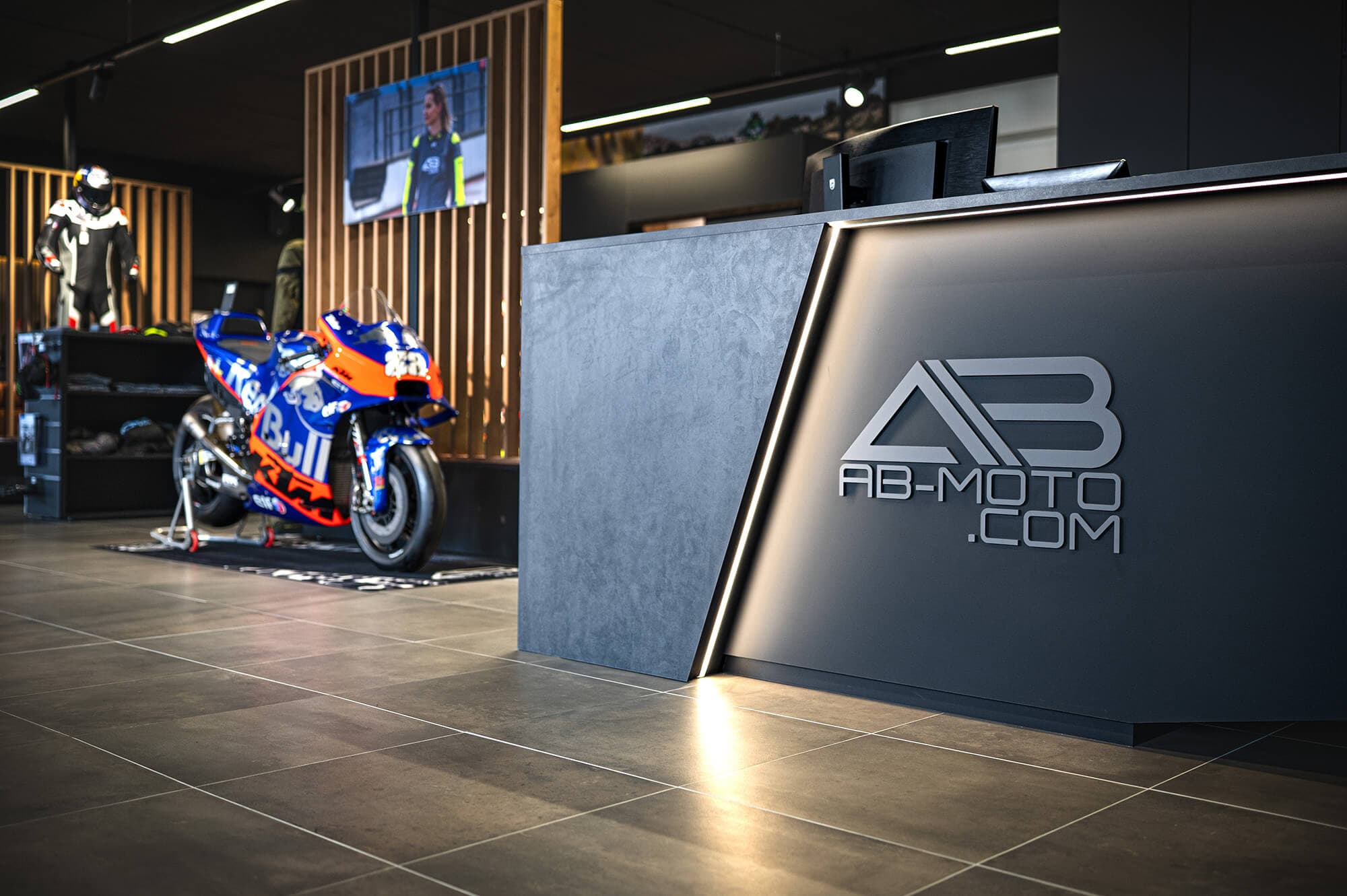 AB Moto Katsdorf Motorrad dunkel integrierte Beleuchtung