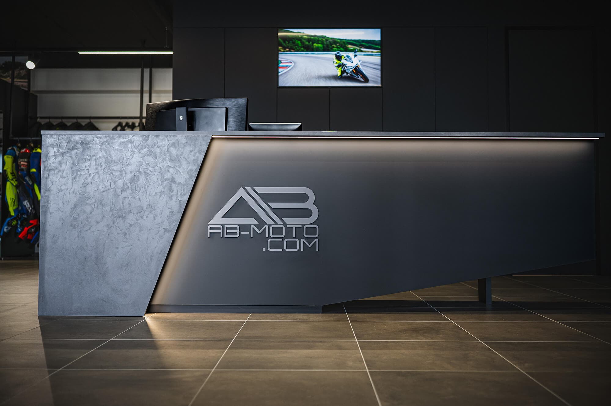 AB Moto Katsdorf Motorrad dunkel integrierte Beleuchtung