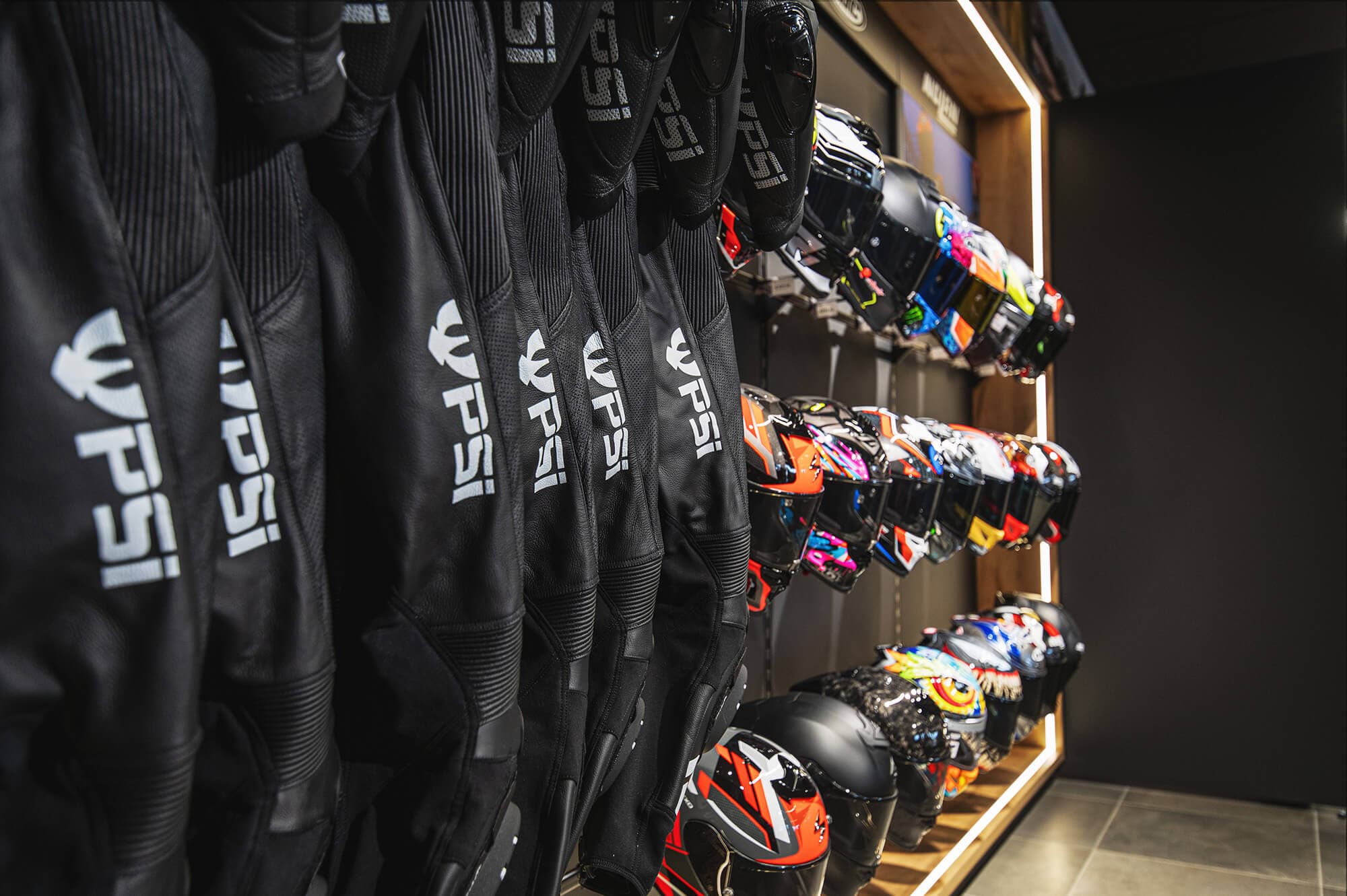 AB Moto Katsdorf Motorrad dunkel integrierte Beleuchtung