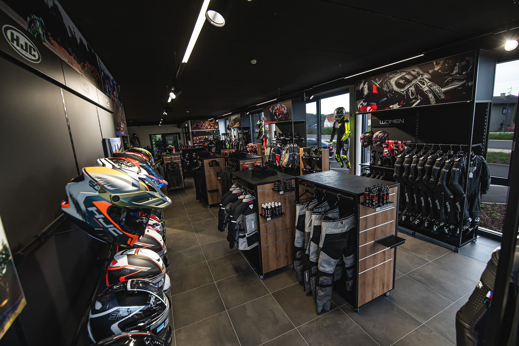 AB Moto Katsdorf Motorrad dunkel integrierte Beleuchtung