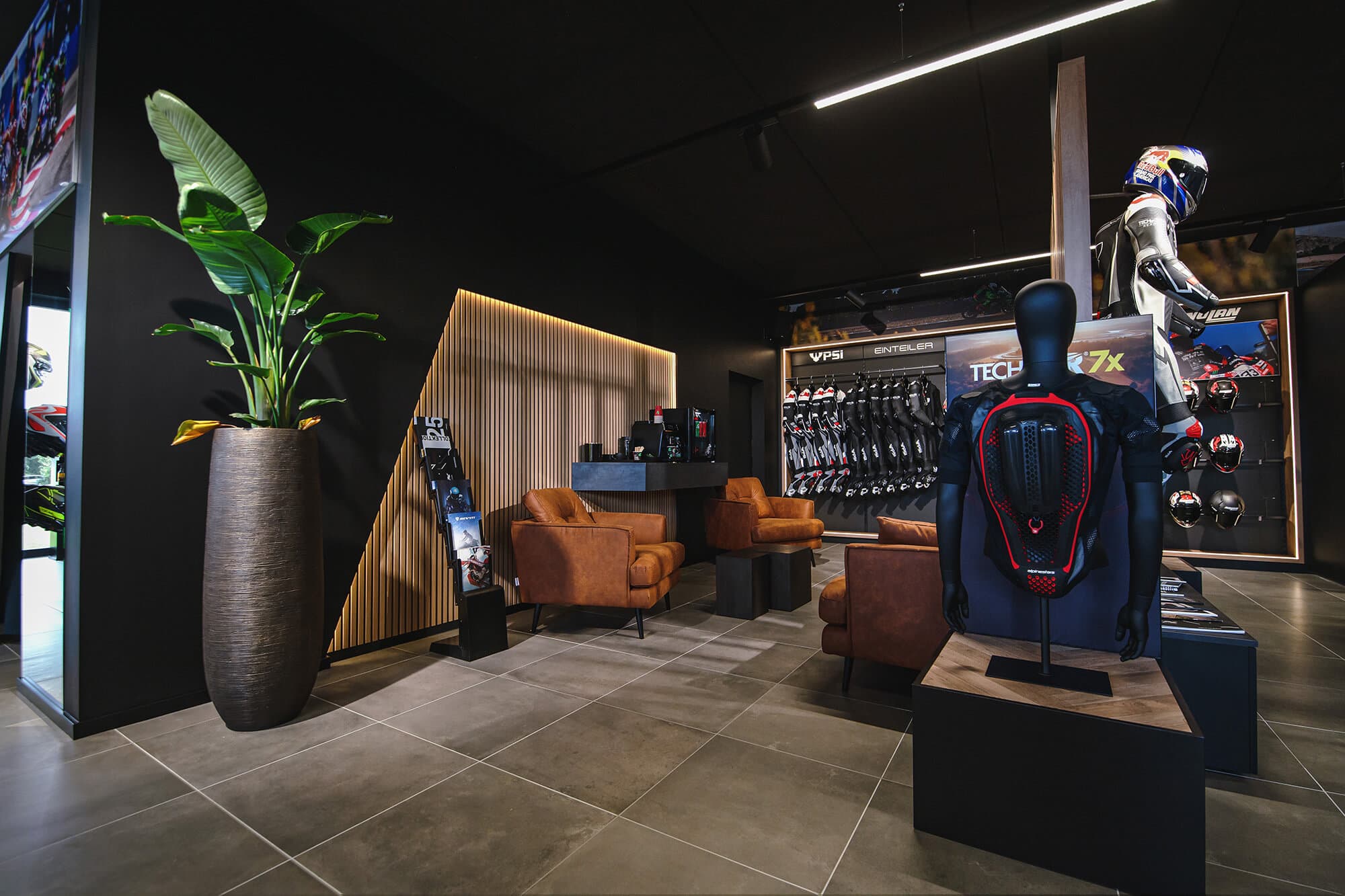 AB Moto Katsdorf Motorrad dunkel integrierte Beleuchtung