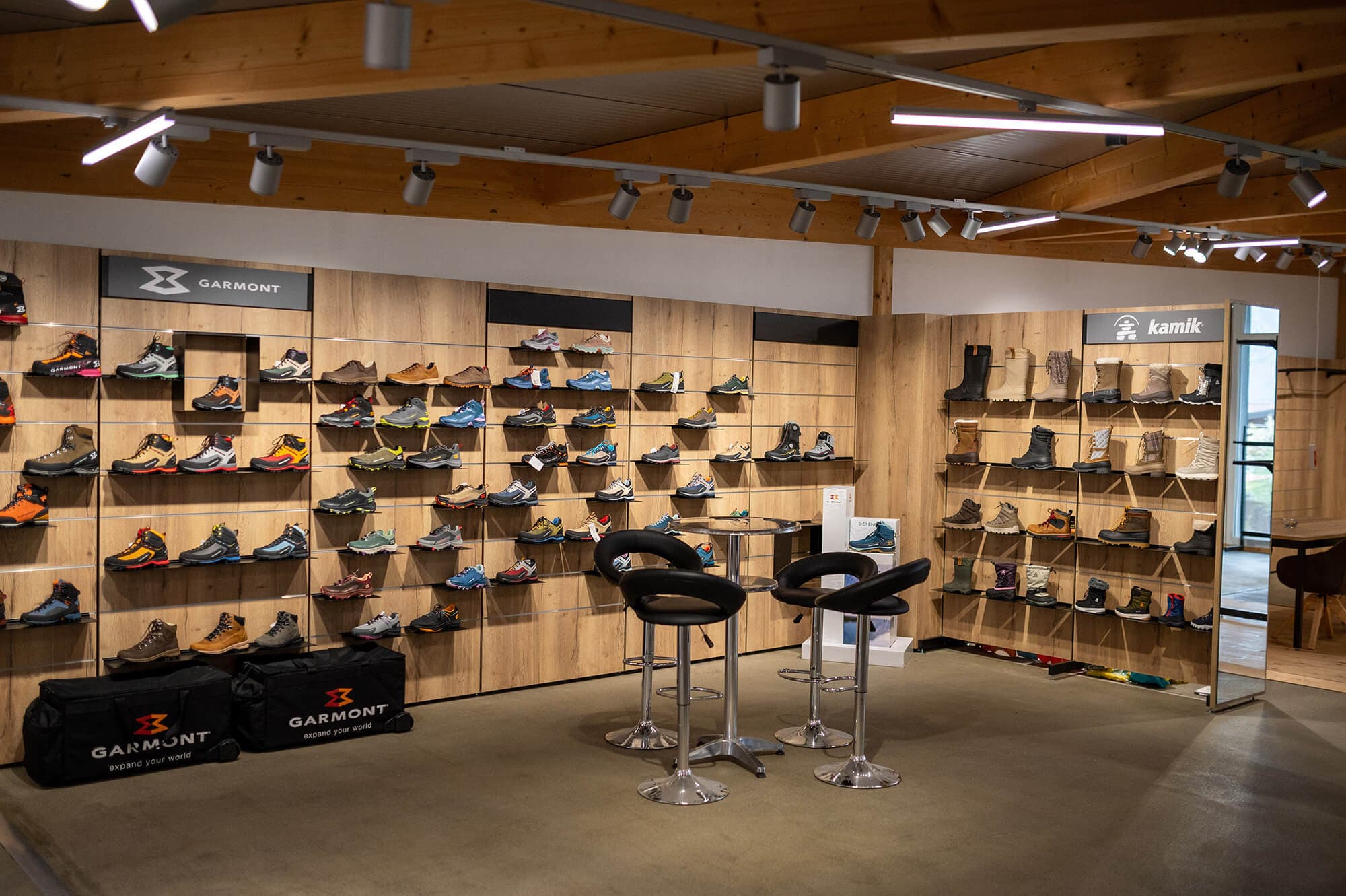Catrade Aigles Showroom Schweiz Weiters Dekorspan, Wandanlagen, Schuhpräsentation, Holzoptik, Egger H1180, Regalsystem, Einzelschuhpräsentation. Logotafel. warme Eiche