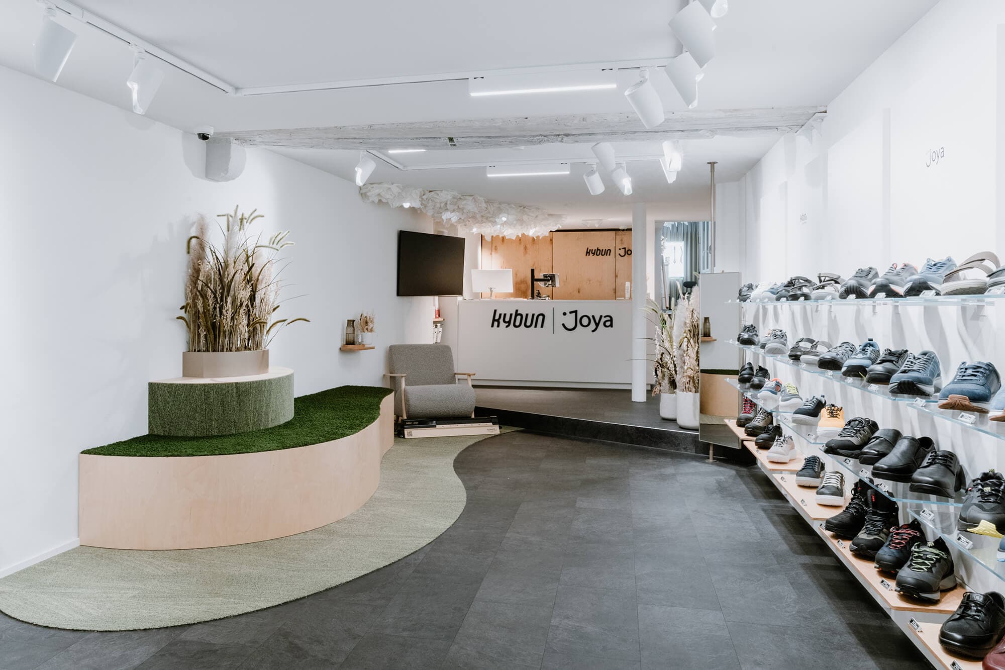 MaederImholz_180923_001 Kybun Zürich Gesundheit Schuhe Orthopädie Reisfeld Sitzbank