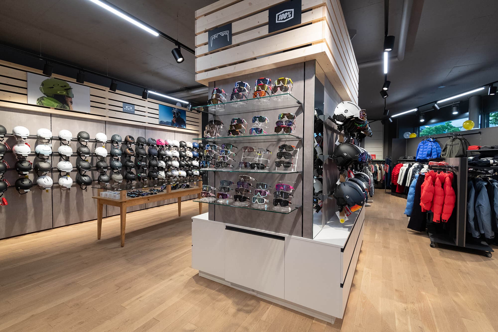 Achermann Stans Intersport Schweiz Sport, Hardware Bekleidung Helem Skibrillen Fichte weiß geölt Beton