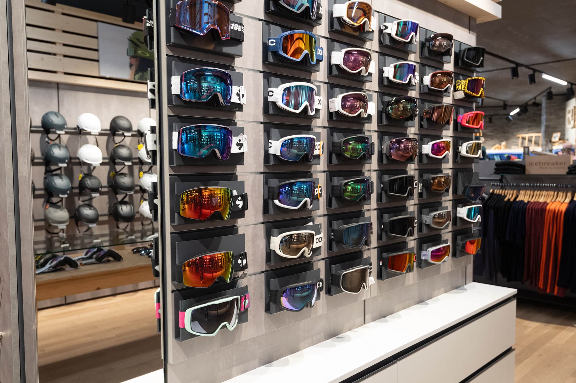 Achermann Stans Intersport Schweiz Sport, Hardware Bekleidung Helem Skibrillen Fichte weiß geölt Beton