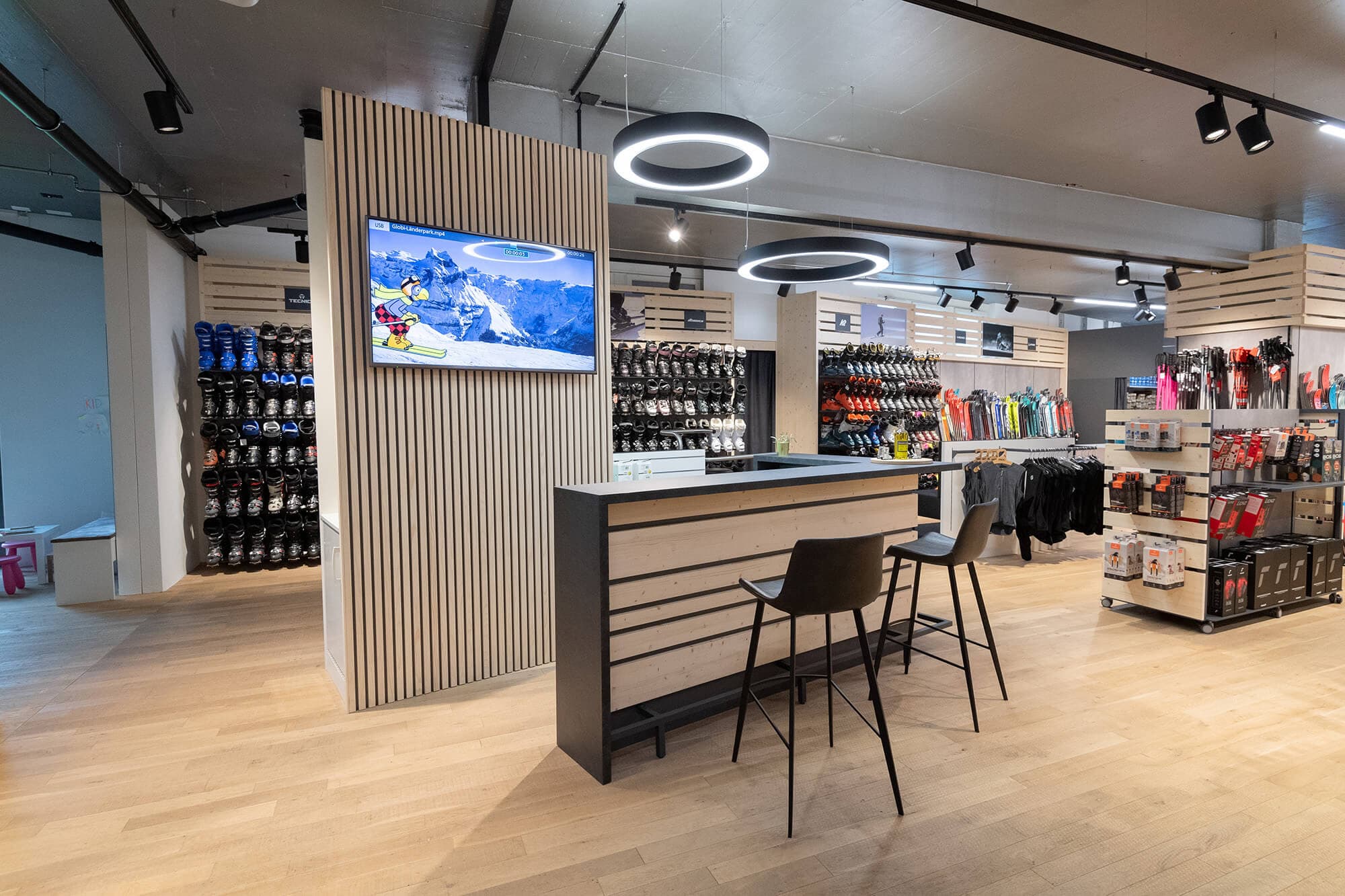 Melpic50_DSC_3563 Achermann Stans Intersport Schweiz Sport, Hardware Bekleidung Helem Skibrillen Fichte weiß geölt Beton