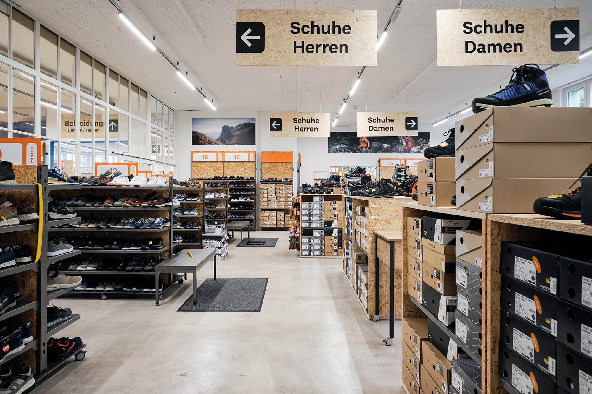 Zubi Outlet Herisau, Weiters Kleidung und Schuhe OSB Warendruck