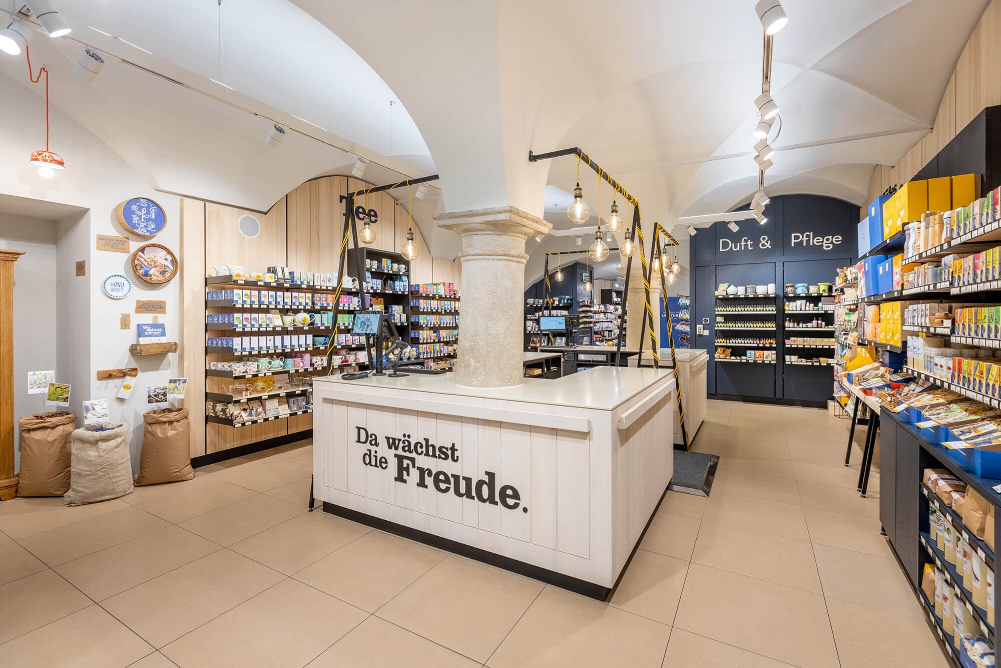 Sonnentor Graz Sporgasse Genuss Bio Produkte Tee Schokolade Gewürze