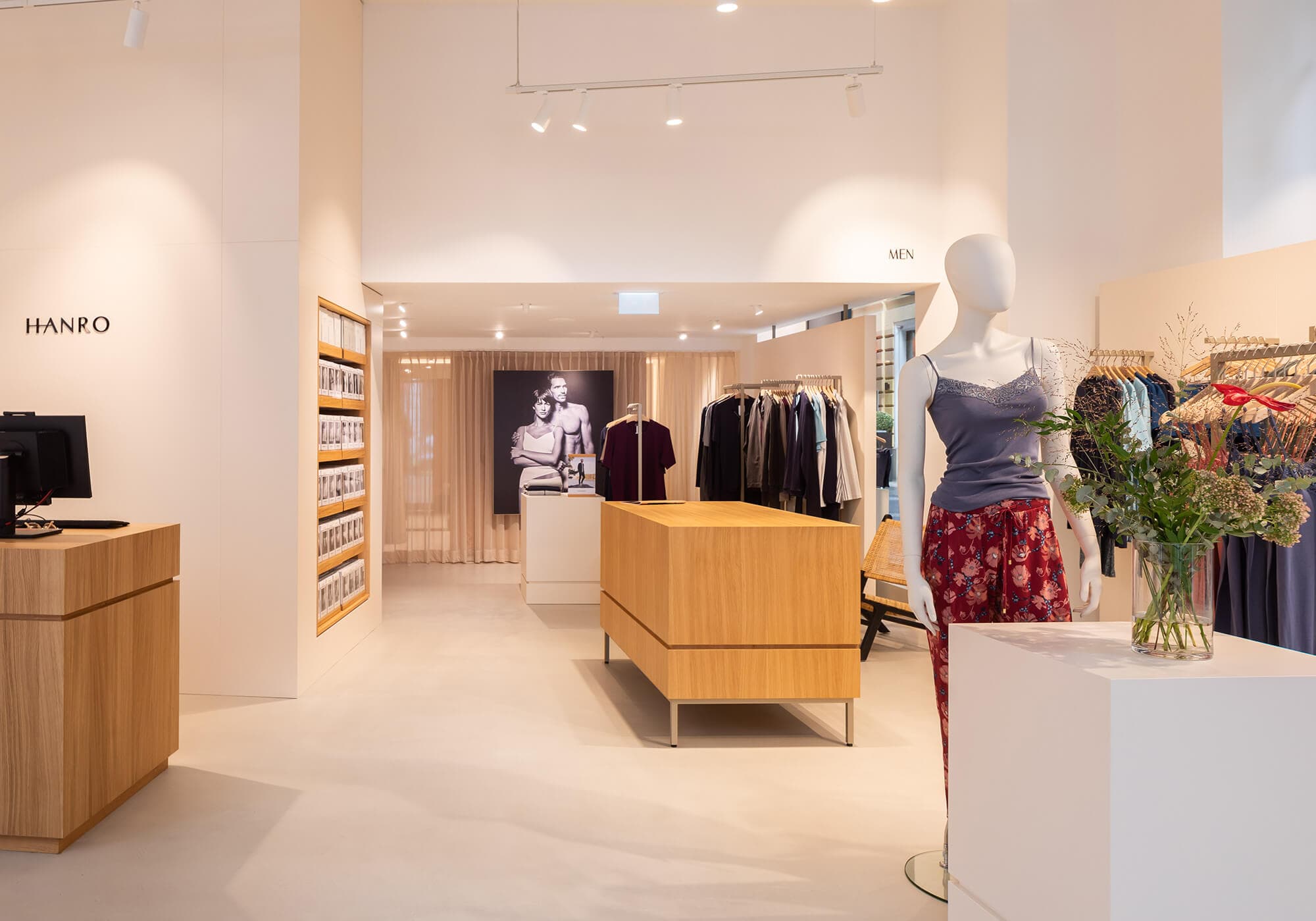 Hanro Wien Tuchlauben, Wäsche Eiche furniert natur lackiert, Schleiflack Dimity 2008 helle Räume