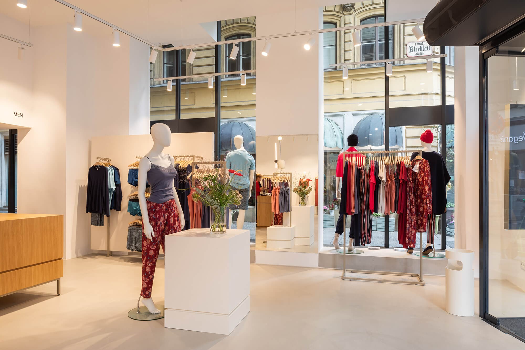 Hanro Wien Tuchlauben, Wäsche Eiche furniert natur lackiert, Schleiflack Dimity 2008 helle Räume