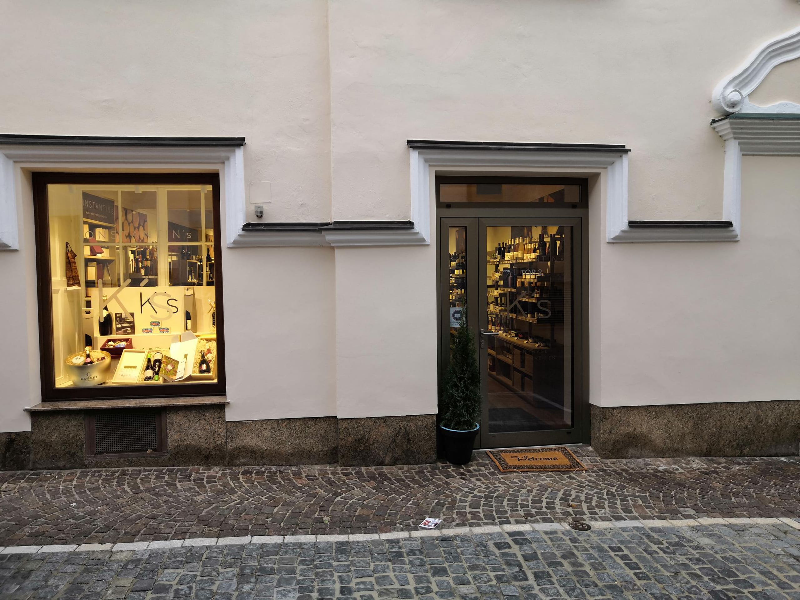 Konstantins's Wein, Käse, Köstlichkeiten – Leva Ladenbau