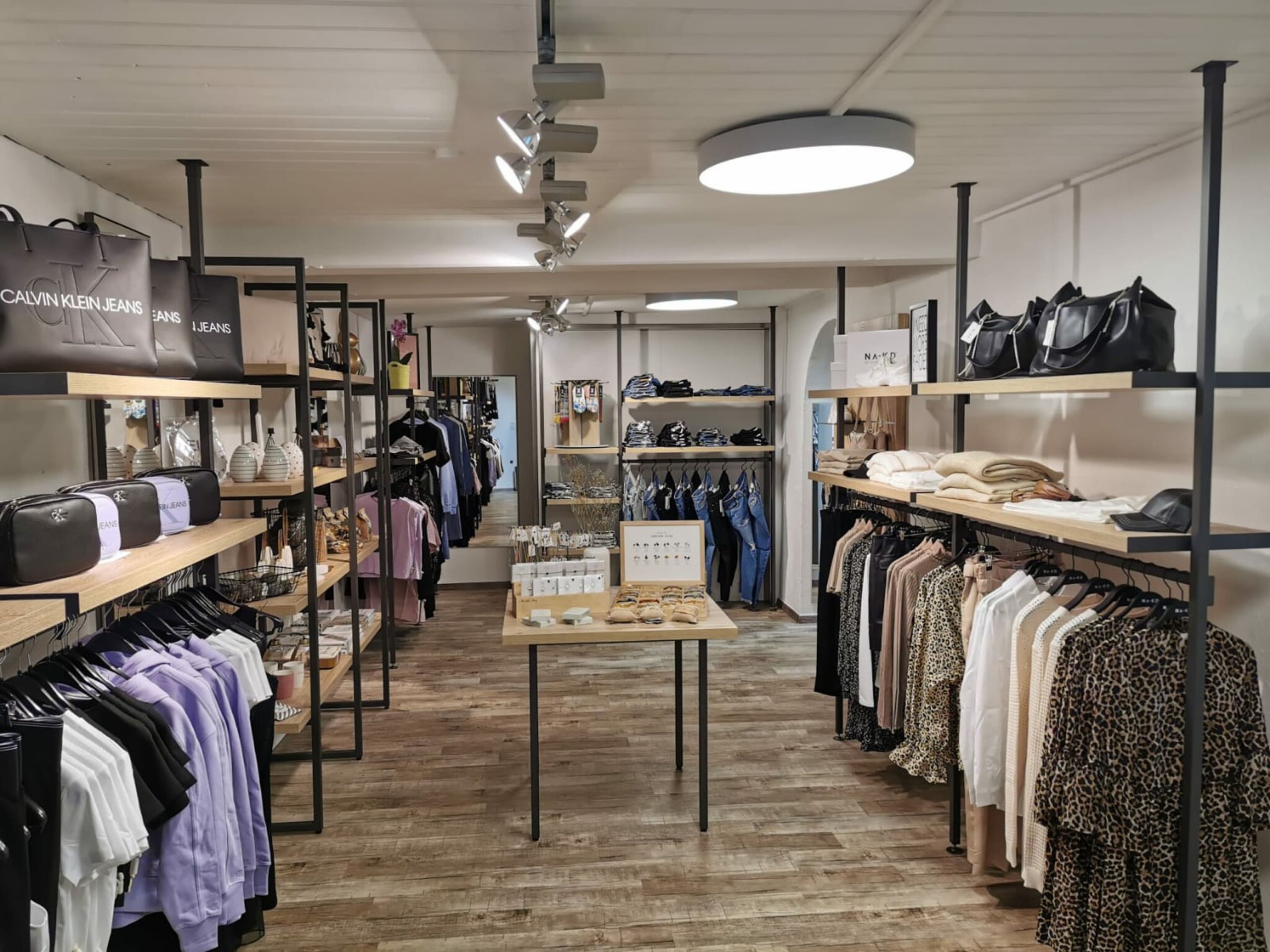 SUN“ ZILLERFASHION Damen-Mode, Schmuck, Accessoires, Deko – Leva Ladenbau