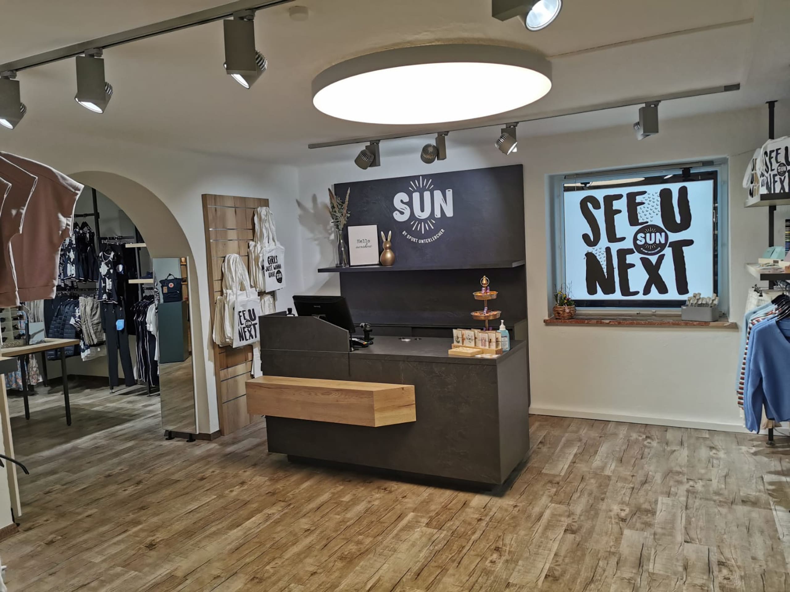 SUN“ ZILLERFASHION Damen-Mode, Schmuck, Accessoires, Deko – Leva Ladenbau