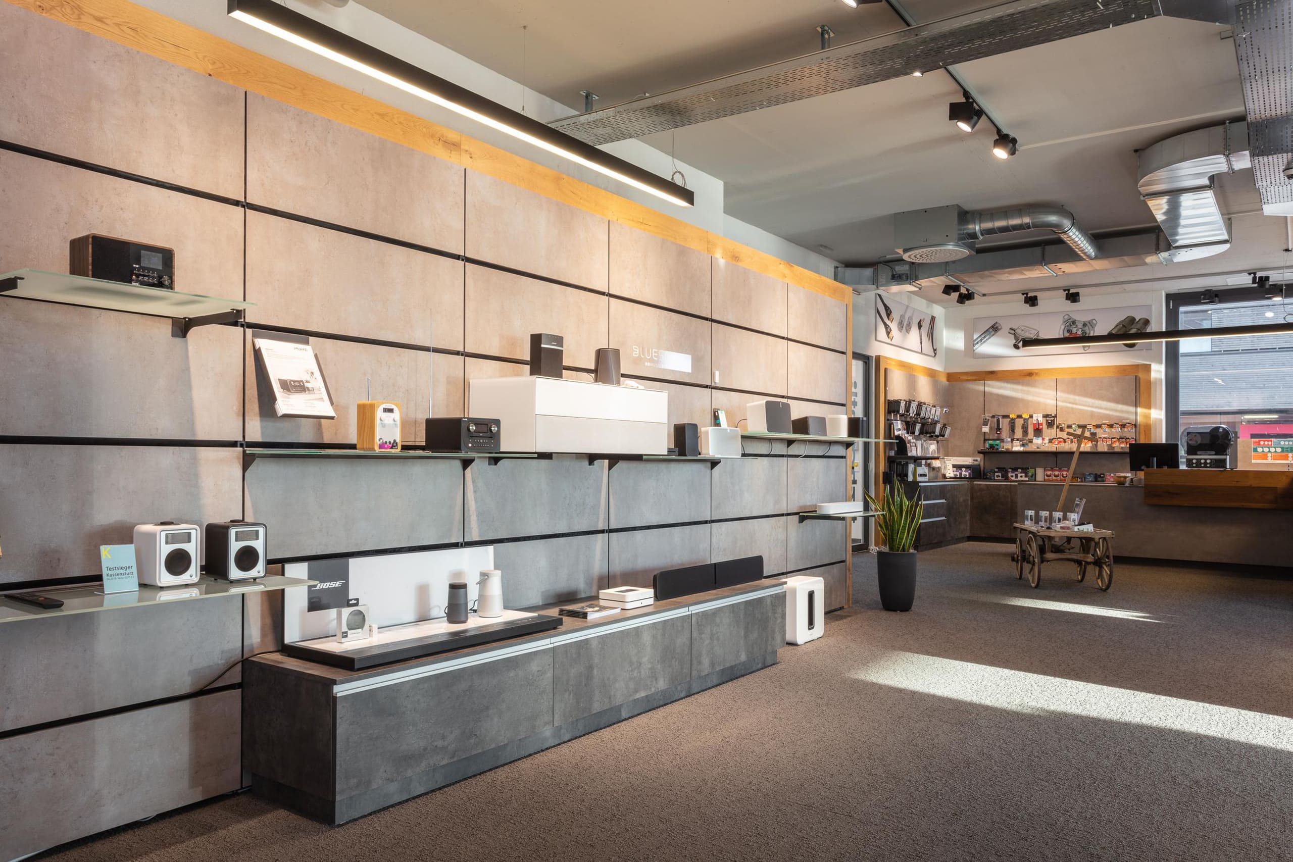 Leva Ladenbau – Firma Tschachtli, Anbieter von Elektronikbauteilen in Wohlen, Schweiz